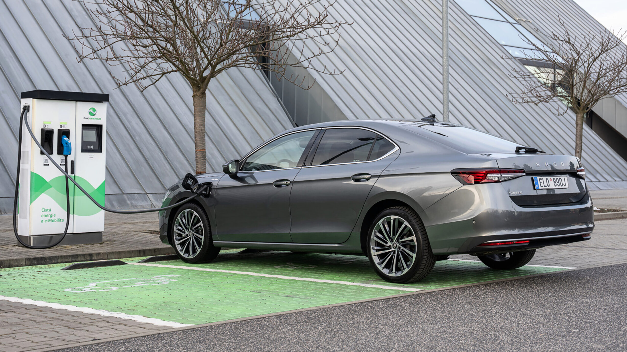 Skoda Superb iV - заднее зарядное устройство.