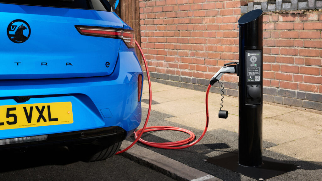 Водители электромобилей смогут сэкономить 12 £ за зарядку? Vauxhall Astra Electric connected to roadside charger