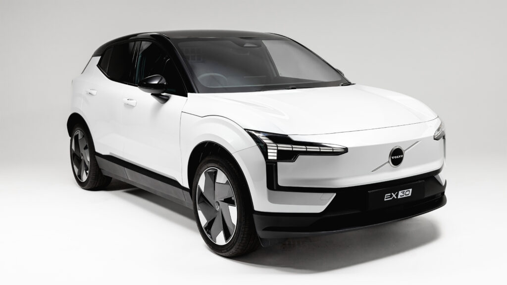 Volvo EX30 Cargo - front 3/4