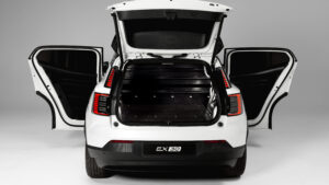 Volvo EX30 Cargo - задний багажник и двери открываются пустыми, пустыми.