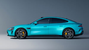 Xiaomi SU7 - сбоку.