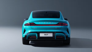 Xiaomi SU7 - задняя часть.