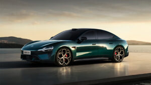 Xiaomi SU7 - передний угол зеленого цвета.