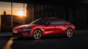 Xiaomi SU7 - передний угол красного цвета.