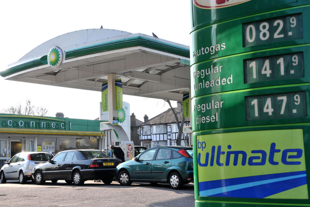 Будет ли война с Ираном поднимать цены на бензин в Великобритании? Fuel station