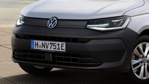 2026 Volkswagen Caddy - белый передний край.