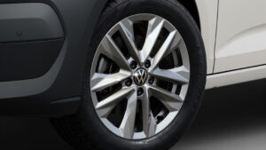 2026 Volkswagen Caddy - белое переднее колесо.