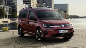 2026 Volkswagen Caddy - красный спереди 3/4