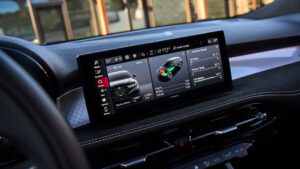 Alfa Romeo Tonale - экранный экран.