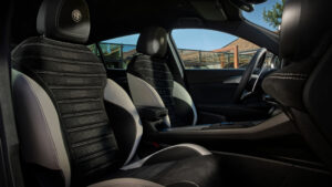 Alfa Romeo Tonale - передние сиденья.