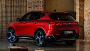 Alfa Romeo Tonale - задняя студия.