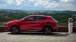 Alfa Romeo Tonale - боковая сторона.