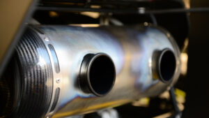 Ариэль Атом 4RR - выхлопные газы