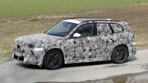 BMW X1 Facelift - фронтальный угловой лифт.