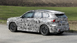 BMW X1 Facelift - задний угловой подъем.