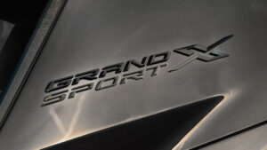 Chevrolet Corvette Grand Sport X - значок марки Chevrolet - отличительный знак.