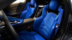 Chevrolet Corvette Grand Sport - синие сиденья.