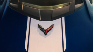 Chevrolet Corvette Grand Sport - значок на капоте автомобиля.