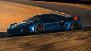 Chevrolet Corvette Grand Sport - передние повороты в поворотах.