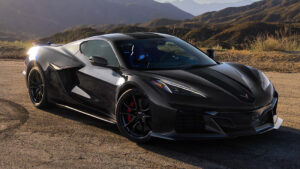 Chevrolet Corvette Grand Sport - серый передний 3/4