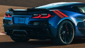 Chevrolet Corvette Grand Sport - задние фары и выхлопные газы.