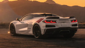 Chevrolet Corvette Grand Sport X - белая задняя часть 3/4