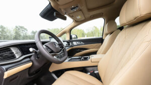 Новый Denza D9 - передний интерьер.