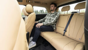 Старший корреспондент новостей "Автоэкспресс" Алястер Крукс сидел в третьем ряду в задней части.