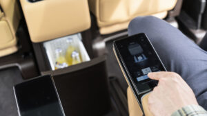 Старший репортер новостей New Denza D9 - Auto Express Alastair Crooks регулирует кресла капитана с помощью сенсорного экрана.