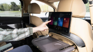 New Denza D9 - Auto Express старший репортер новостей Alastair Crooks использует задний экран информационно-развлекательного оборудования.