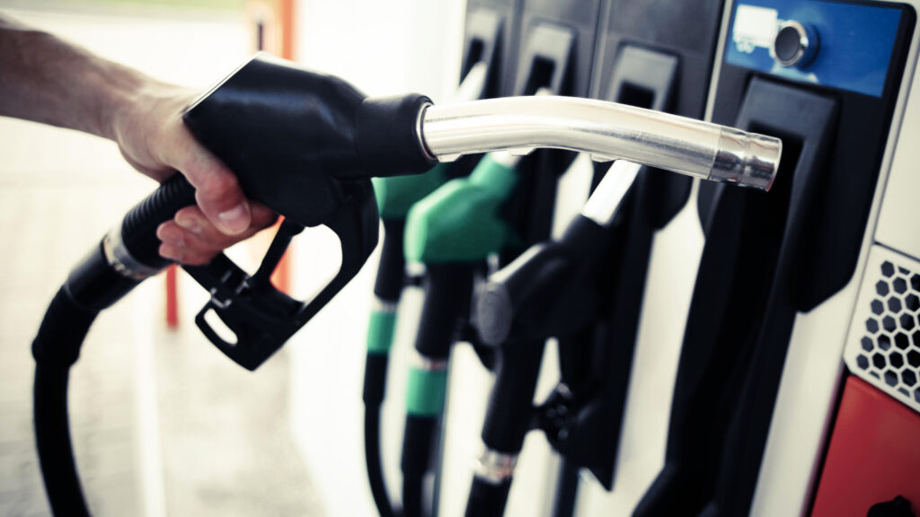 «Беспрецедентное» повышение цен на бензин и дизельное топливо устанавливает новый рекорд, поскольку война в Иране продолжается Fuel pump