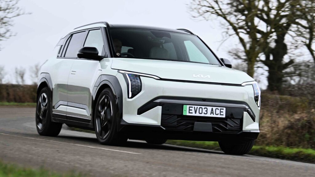 Kia EV3 - front cornering