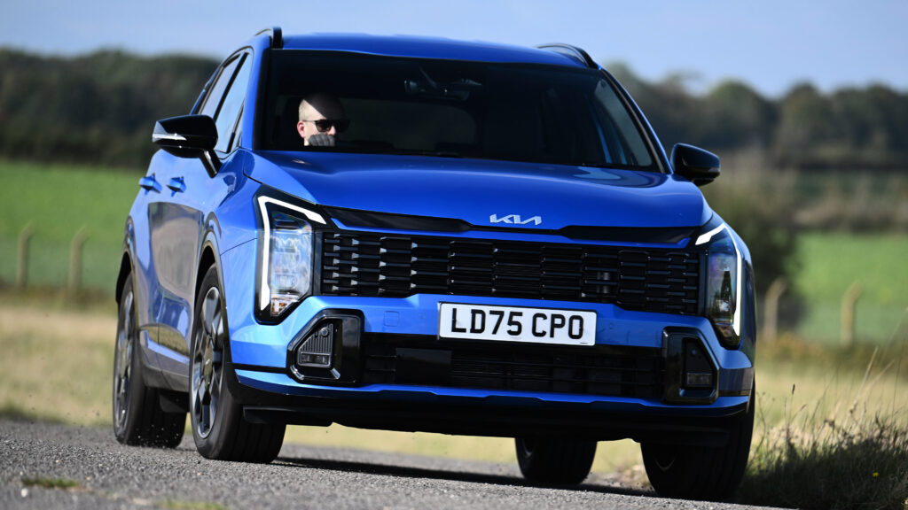 Kia Sportage UK - front cornering