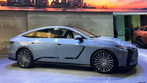 Lexus ES Shanghai 2025 - синяя сторона.