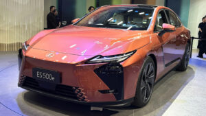 Lexus ES Shanghai 2025 - оранжевый спереди.