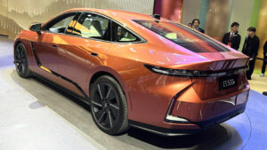 Lexus ES Shanghai 2025 - оранжевый задний ряд.