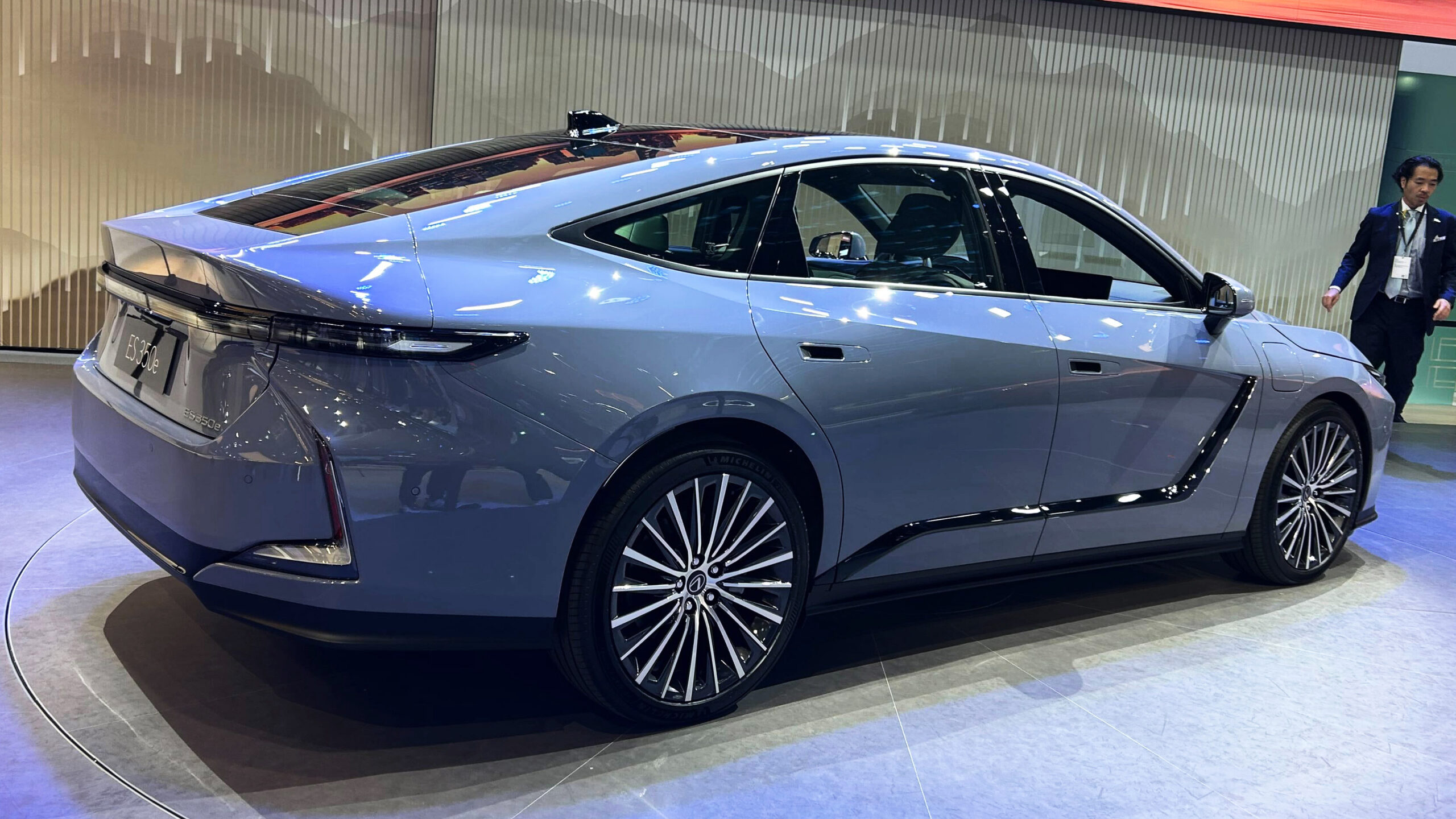 Lexus ES Shanghai 2025 - синий задний угол.