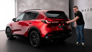 Mazda CX-5 - Шейн Уилкинсон в задней части.