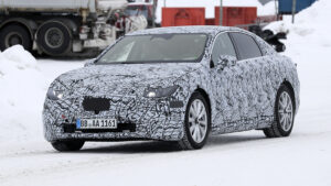 Электрический Mercedes C-Class (камуфлированный тестовый автомобиль) - передняя часть.