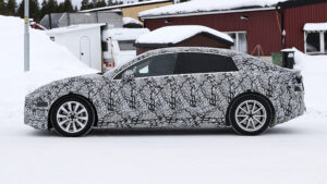 Электрический Mercedes C-Class (камуфлированный тестовый автомобиль) - сбоку.