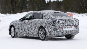Электрический Mercedes C-Class (камуфлированный тестовый автомобиль) - задние 3/4