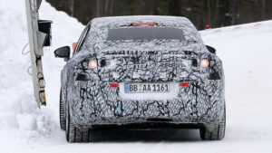 Электрический Mercedes C-класса (камуфлированный тестовый автомобиль) - задняя часть.