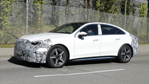 Мерседес C-Класс Электрический - белый передний угол под углом.