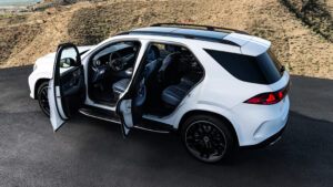 Мерседес GLE - открытые двери.