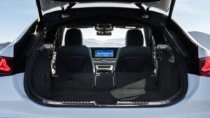 Mercedes GLE Coupe - багажные сиденья спускаются вниз.