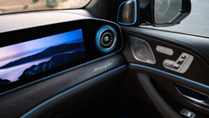 Mercedes GLS подтяжка лица - экранный экран.