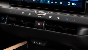 Новый 2026 Lexus ES 350e - климатические кнопки.