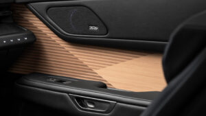 Новый 2026 Lexus ES 350e - дверная карточка.