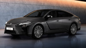 Новый 2026 Lexus ES 350e - передние 3/4 - передние 3/4.