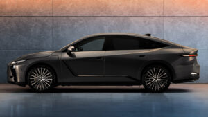 Новый 2026 Lexus ES 350e - боковой профиль.